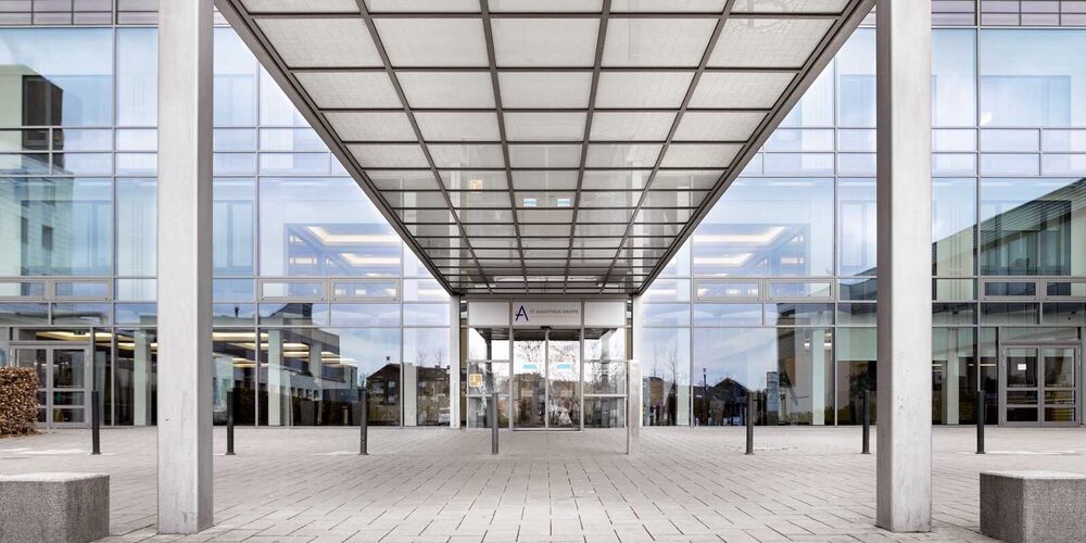 Außenansicht des Eingangsbereich des Johanna-Etienne Krankenhauses. 