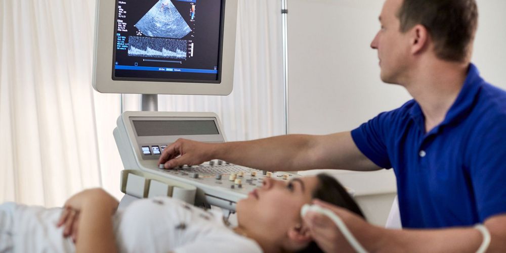 Ein Neurologe untersucht eine Patientin in der neurologischen Ambulanz. 