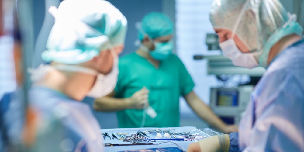 Eine Frau in Operationskleidung, welche die Anästhesie überprüft.