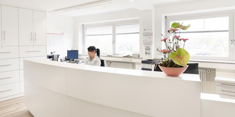 Anmeldetresen für die Sprechstunde