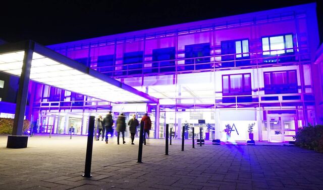 Außenansicht des Johanna Etiennen Krankenhauses, welches lila angeleuchtet wird.