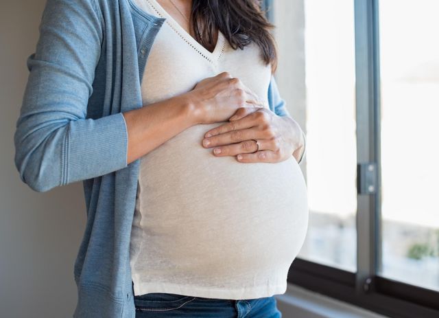 Eine schwangere Frau repräsentiert eine typische Patientin in der Geburtshilfe.