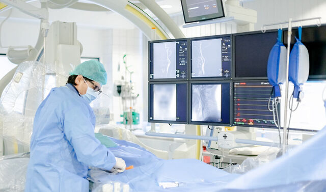 Darstellung der Hirngefäße mit einer Angiografie. Ein dünner Katheter-Schlauch wird über die Leiste bis zu den Gefäßen im Gehirn eingeführt, wo der Arzt sie beurteilen kann.