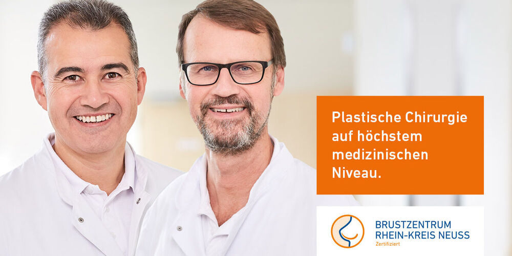 Portrait von zwei Ärtzen auf welchem rechts steht Plastistische Chirugie auf höchstem medizinschen Niveau. Darunter ist das Logo des Brustzentrum Rhein-Kreis Neuss. 