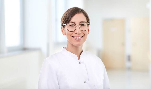 Mitarbeiterin Frau Macit