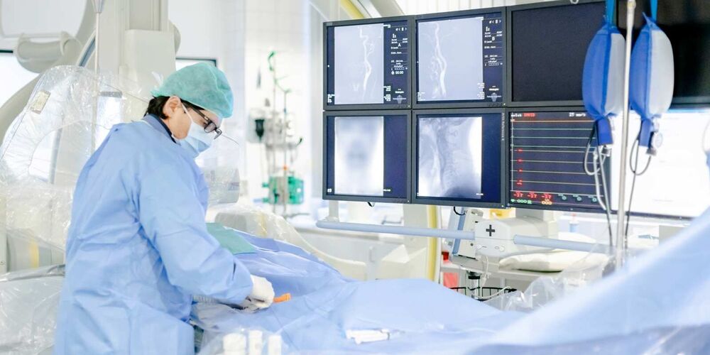 Mitarbeiterin in Operationskleidung bei der Arbeit. 