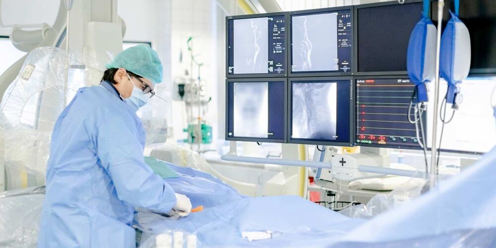 Mitarbeiterin in Operationskleidung bei der Arbeit. 